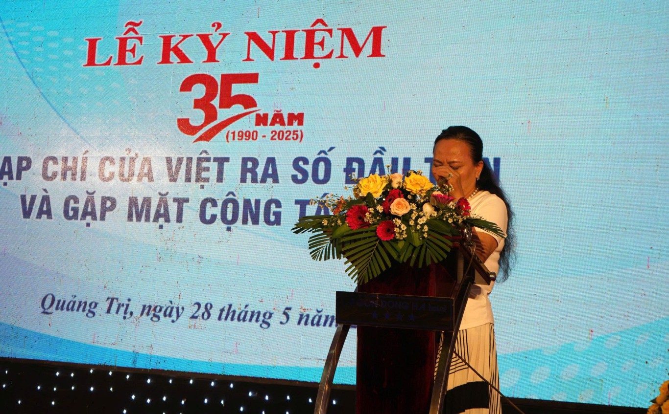 Bà Hồ Thị Liên nguyên Tổng biên tập Tạp chí Cửa Việt rưng rưng xúc động khi chia sẻ về những kỷ niệm với tạp chí